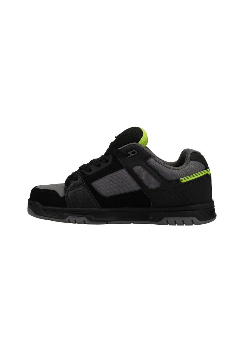 Čierna športová obuv s šedými akcentmi a lime green pätným štítkom. Obsahuje semiš a sieťovinové materiály. Navrhnutá s čiernou gumovou podrážkou.