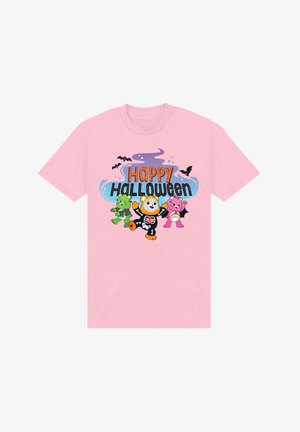 Roze katoenen t-shirt met cartoonfiguren in Halloweenkostuums, met de tekst "Vrolijk Halloween" in vet oranje en zwart, en vleermuizen.
