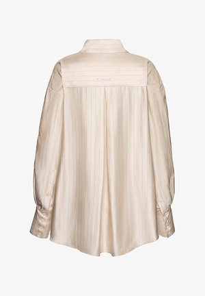 Krém színű, hosszú ujjú szatén ing, függőleges csíkokkal, hátsó redővel, gombos mandzsettákkal és a gallér alatt kis logó hímzéssel.