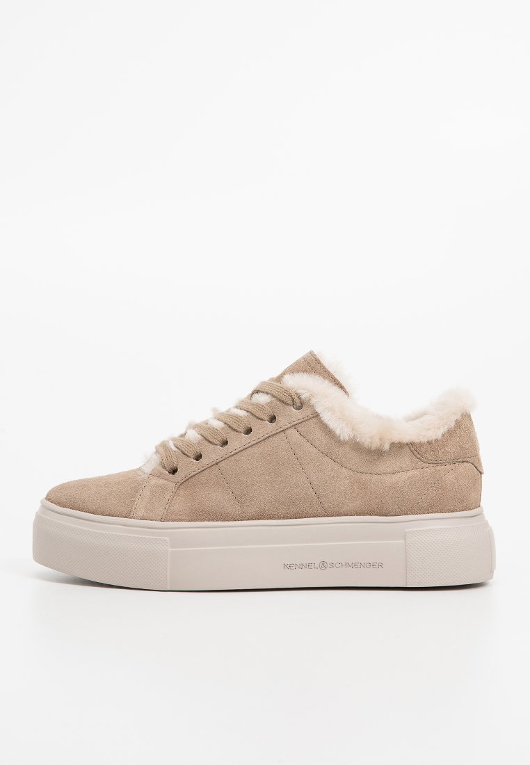 Beige Wildledersneaker mit einem flauschigen Kragen aus cremefarbigem Fell, runder Zehenform, flacher Plattformsohle und sechslöchriger Schnürung.