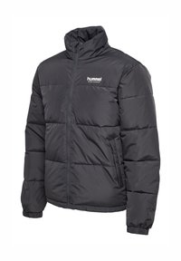 Schwarze wattierte Winterjacke mit hohem Kragen, Frontreißverschluss, seitlichen Reißverschlusstaschen, elastischen Bündchen und weißem Hummel-Sportbekleidungslogo auf der Brust.