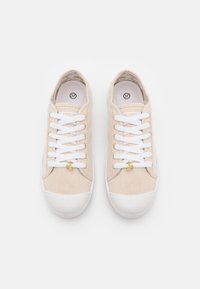 Sneakers in tela a strisce beige e bianche con punta tonda, lacci bianchi, un logo in accentuazione oro e suola in gomma. Taglia 37 mostrata all'interno.