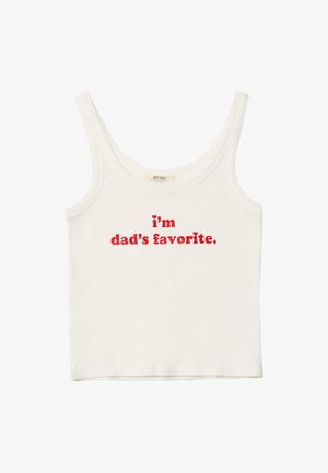 Bijela rebrasta majica bez rukava sa širokim trakama, sa crvenim natpisom "ja sam tatina omiljena." Mekani pamučni materijal, opušteni kroj.