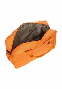 Sac de sport orange avec un extérieur texturé, un intérieur spacieux, deux poignées et une fermeture éclair. L'intérieur est doublé d'un tissu lisse.