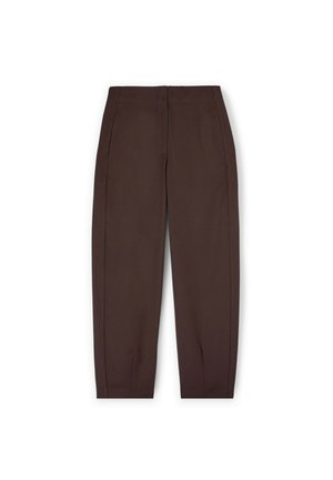 Pantaloni marroni con un design su misura, dotati di tasche laterali e una texture liscia. Le gambe si restringono leggermente verso la caviglia.