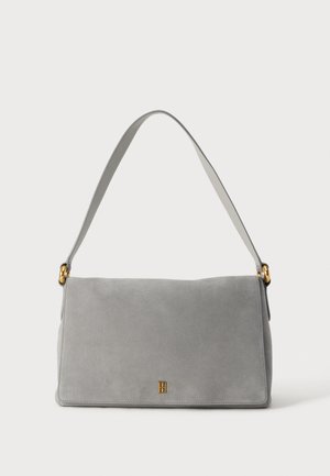 Bolso de hombro gris de ante con solapa rectangular, detalles en dorado y una correa superior sencilla sobre un fondo liso.