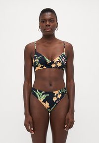 Bikini-set met een bloemenpatroon in oranje en groen op een zwarte achtergrond, gemaakt van gladde stof, met verstelbare dunne bandjes en hoog uitgesneden onderkanten.