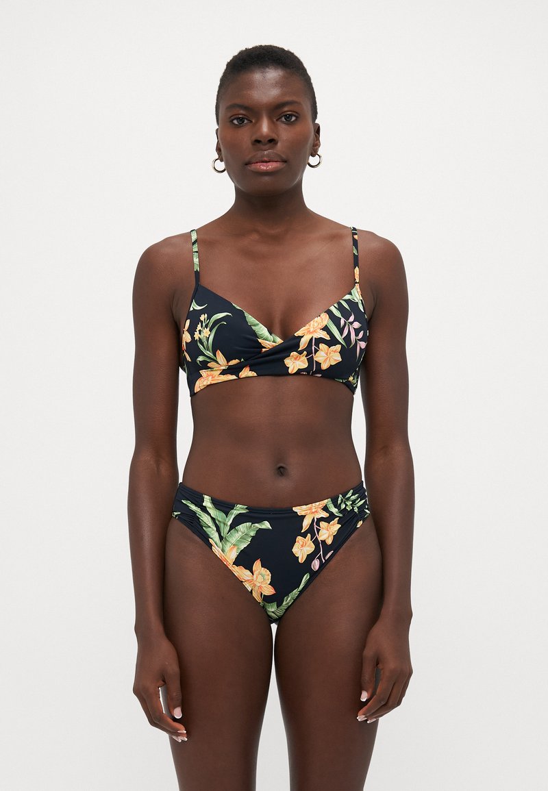 Bikini-set met een bloemenpatroon in oranje en groen op een zwarte achtergrond, gemaakt van gladde stof, met verstelbare dunne bandjes en hoog uitgesneden onderkanten.