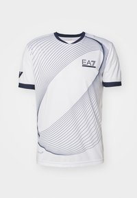 Bílé sportovní tričko s krátkým rukávem, ozdobené černými zakřivenými liniemi, černým límcem a okraji rukávů, a logem EA7 na hrudi a rukávu.