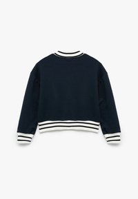 Marineblauwe cropped sweatshirt met een wit en marineblauw gestreepte ribgebreide kraag en manchetten. Zacht materiaal met een gladde textuur, ontworpen voor casual gebruik.