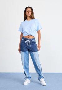 adidas Originals FORUM BOLD STRIPES - Sporta apavi - foottwear white/halo blue/light blue