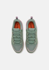 Groene mesh sport schoenen met lichtpaarse accenten, ronde neus, gevoerde kraag en vetersluiting. Feloranje interieur merkdetails.