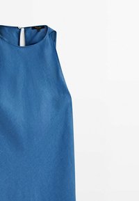 Robe bleue sans manches avec encolure ronde et fermeture éclair dans le dos, présentée à plat sur fond blanc.