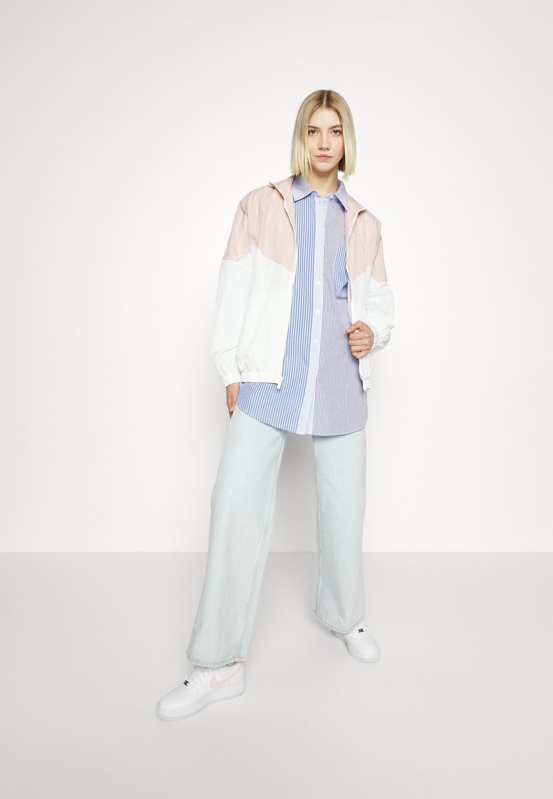 Damen Leichte Jacken | Nike Sportswear Windbreaker pink oxford/white/rosa - ID33608 Damen Leichte Jacken | Nike Sportswear Windbreaker pink oxford/white/rosa - ID33608