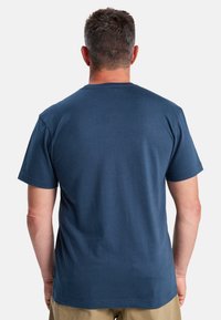 Navyblaue Baumwoll-T-Shirt mit kurzen Ärmeln und Rundhalsausschnitt. Glatte Textur; keine sichtbaren Logos oder Designs auf der Rückseite.