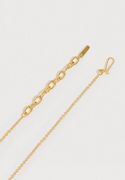 Colar de corrente dourada com elos alternados planos e redondos, com fecho de lagosta e uma secção ajustável para variação de comprimento.