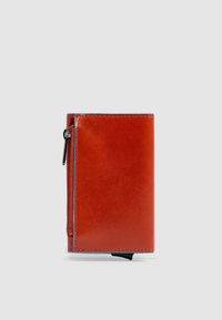 Portafoglio in pelle arancione con una texture liscia, dotato di un compartimento con cerniera e dettagli di cuciture blu. Forma rettangolare di piccole dimensioni.