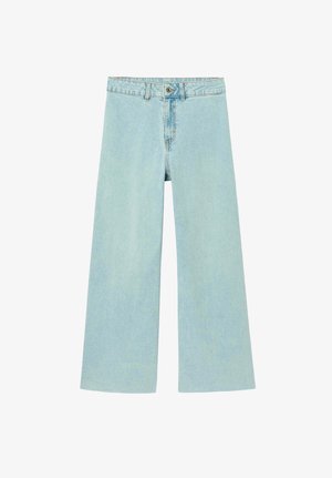 Jean denim bleu clair à jambes larges avec bouton frontal, fermeture éclair et passants de ceinture, présenté sur un fond blanc.
