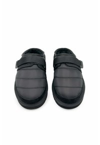 Stel zwarte, gevoerde instapslippers met verstelbare bandjes en een zachte binnenvoering, ontworpen voor comfort en warmte.