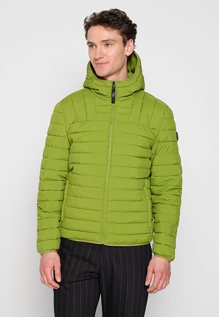 Giacca a vento verde con zip frontale, cappuccio e design a righe orizzontali imbottite. Il materiale appare liscio e leggero. Nessun logo o motivo visibile.