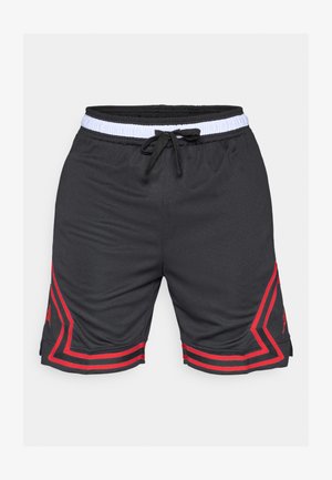 Schwarze Sportshorts mit weißem elastischem Bund und schwarzem Kordelzug, mit roten geometrischen Linien und Logos nahe den Säumen an beiden Beinen.