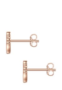 Náušnice z ružového zlata so hladkým, zaobleným dizajnom a textúrovaným okrajom. Obsahuje bezpečné zapínanie na kolík a motýlik.