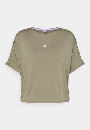 Kurzarmpullover in Olivgrün mit entspannter Passform. Hat einen runden Ausschnitt und ein kleines weißes Logo-Detail auf der Vorderseite. Weicher Stoff.