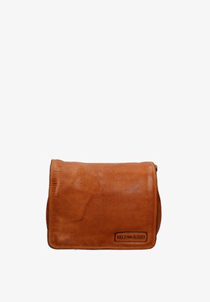 Sac en cuir marron avec une finition texturée, de forme rectangulaire, fermeture à rabat magnétique, et patch logo embossé à l'avant.