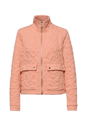 Koralfarvet quiltet jakke med høj krave, frontlynlås og to klaplommer med trykknapper foran.