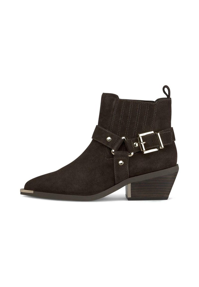 Stivale alla caviglia in suede marrone scuro con punta appuntita, una fascia decorativa con fibbia, cuciture verticali e un tacco basso a blocco con un accento metallico.