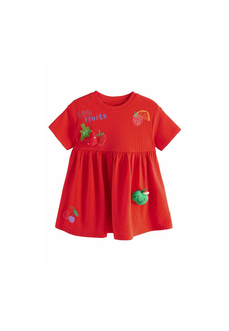 Rotes Baumwollkleid mit kurzen Ärmeln, gerafftem Taillenbund und Obst-Themen-Applikationen. Verfügt über den Text "Spaßige Früchte" und bunte gestickte Akzente.