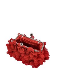 Borsa a mano rossa con petali di tessuto floreale, struttura in metallo argentato e chiusura con fermaglio. Interno foderato in satin coordinato. Design aperto, dettagli decorativi.