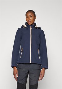 Giacca softshell blu navy con colletto alto, dettagli beige, due tasche anteriori con zip e cappuccio regolabile. Tessuto testurizzato con una vestibilità aderente.