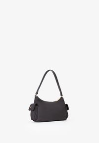 Borsa a spalla in tessuto nero con una superficie liscia, chiusura con zip e dettagli in metallo dorato. Presenta due tasche laterali per ulteriore spazio di archiviazione.