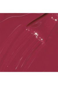 Glanzende fuchsia nagellak met een zachte textuur, die licht weerkaatst en subtiele penseelstreken in de applicatie toont.
