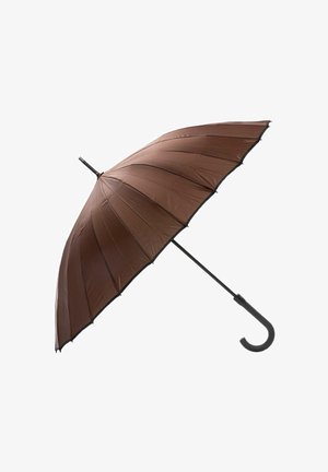 Otwarty brązowy parasol z czarną zakrzywioną rączką i wieloma żeberkami, ustawiony skośnie na białym tle.