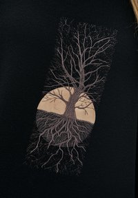 Czarny materiał z haftowanym wzorem drzewa, mającym szczegółowe korzenie, okrągłym jasnobrązowym tłem oraz skomplikowanymi wzorami gałęzi.