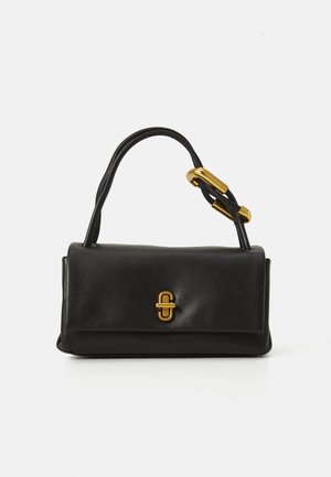 Bolso de mano de cuero negro con una forma estructurada, que presenta un broche dorado y un asa superior con un acento dorado único. Textura suave.