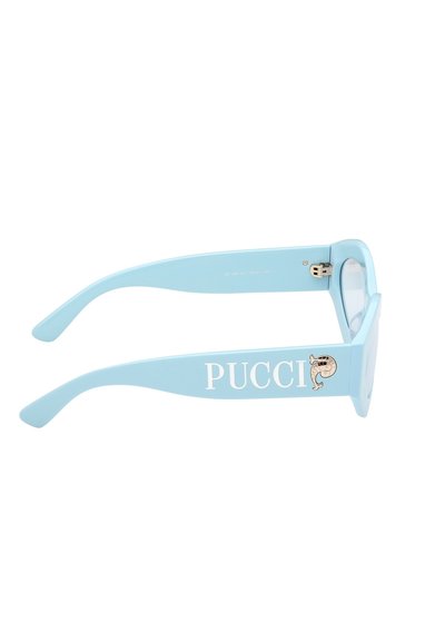 Lyseblå solbriller med tykke, rektangulære rammer. Har et "PUCCI"-logo i hvidt og et dekorativt design på den ydre arm.