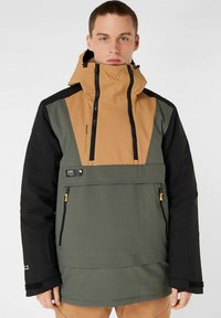 Herren-Anorakjacke mit einem Farbblockdesign in braunen, grünen und schwarzen Materialien. Verfügt über einen hohen Kragen, Reißverschlusstaschen und eine verstellbare Kapuze.