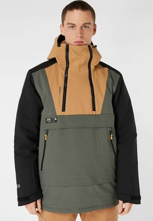 Herren-Anorakjacke mit einem Farbblockdesign in braunen, grünen und schwarzen Materialien. Verfügt über einen hohen Kragen, Reißverschlusstaschen und eine verstellbare Kapuze.