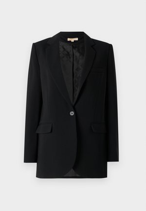 Musta bleiseri, jossa on yksi etunappi, viistot läpät, kaksi etutaskua ja kuvioitu vuori. Muotoiltu istuvuus pitkillä hihoilla.