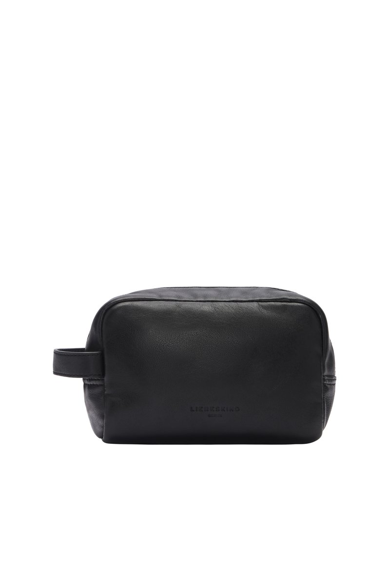 Neceser de cuero negro con forma rectangular, textura suave, cierre superior con cremallera y un asa lateral para un fácil transporte.