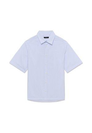 Chemise bleu clair à manches courtes avec fines rayures blanches verticales et col classique, posée à plat sur un fond blanc.