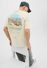 Jack & Jones RÜCKEN RUNDHALSAUSSCHNITT - Marškinėliai su spaudiniu - antique white