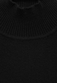 Maglione a collo alto a coste nere, con un tessuto testurizzato e una finitura liscia. Design pulito senza motivi o accenti visibili.