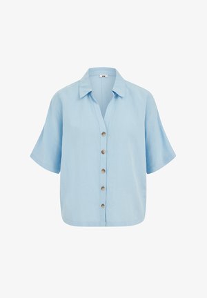 Helehall sinine lühikeste varrukatega särk, millel on krae ja viis pruuni nööpi esiküljel.