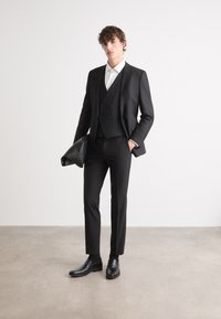 HUGO ARTI HESTEN SET - Gilet elegante - black