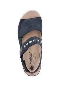 Sandale en cuir bleu marine avec un bout ouvert, une semelle rembourrée, des clous décoratifs sur la sangle, et une fermeture ajustable pour plus de confort.