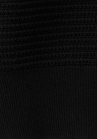 Czarny dziany sweter z teksturowanymi poziomymi wzorami, posiadający prążkowany ściągacz. Materiał wydaje się miękki i gładki.